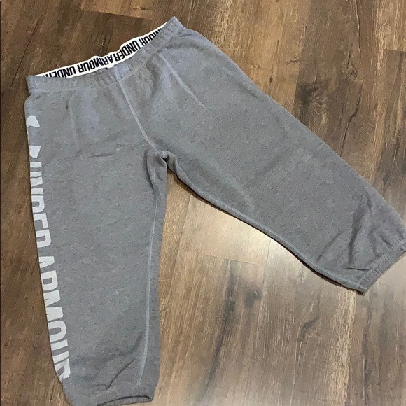 Under Armour Pants - Under armour grey sweatpants capris ❤️